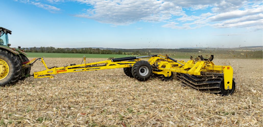 DURACUT TE 7500 — високопродуктивний коток-подрібнювач (7,5 м)
Забезпечує інтенсивне та рівномірне подрібнення стеблової маси (включно з кукурудзою), поверхневе перемішування з ґрунтом, готує поле до наступних операцій, зменшує ризики хвороб/шкідників, працює на високих швидкостях із стабільною якістю подрібнення.