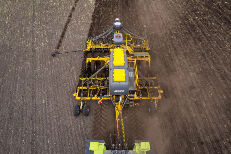 MATADOR MO 4500 — комбінований посівний комплекс зі смуговою підготовкою ґрунту
Сівалка для смугового обробітку з точним висівом насіння/добрив, що дозволяє поєднати підготовку смуг долотами (ширина 35/37,5 см) на глибину до 35 см, посів та внесення добрив за один прохід. Посівний комплекс передбачає агрегатування як з дисковою, так і анкерною висівною секцією.