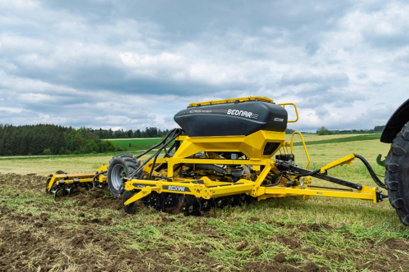 ACTROS RO 4000 R GEN II — комбінований культиватор з бункером
Поєднує великі диски 690×6 мм (інтенсивне подрібнення/змішування решток) та долота до 35 см (глибоке рихлення) за один прохід. Абсолютно нова посилена рама, індивідуальні литі стійки під кожен диск, захист стійок доліт AUTO-RESET (пружинний 500 кг або гідравлічний 660 кг), синхронізація глибини дисків і доліт, інтегрована вісь для роботи без котків у вологих умовах. Вбудований бункер 2800 л (4-м модель) для добрив/насіння.