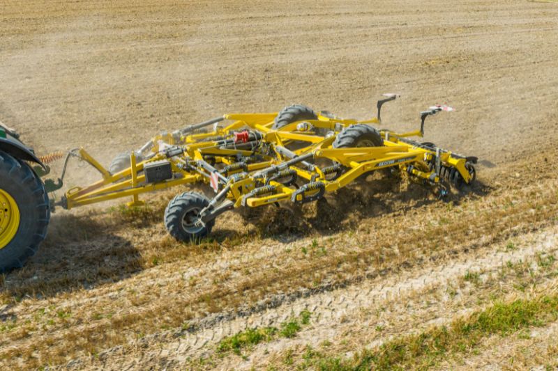 ATLAS AO 6000 PROFI GEN II — важка дискова борона (6 м)
Створена для роботи з великою масою решток (кукурудза, соняшник, ріпак) у складних умовах. Оновлена міцна рама з більшою відстанню між рядами дисків (1500 мм) та між дисками та котком (1450 мм), великі диски 620/650 мм (доступні агресивні), система X-PRECISE (Х-схема дисків) для стабільного прямолінійного руху без зсуву, гідравлічне регулювання глибини та паралельне з’єднання подвійних котків для рівномірного ущільнення.