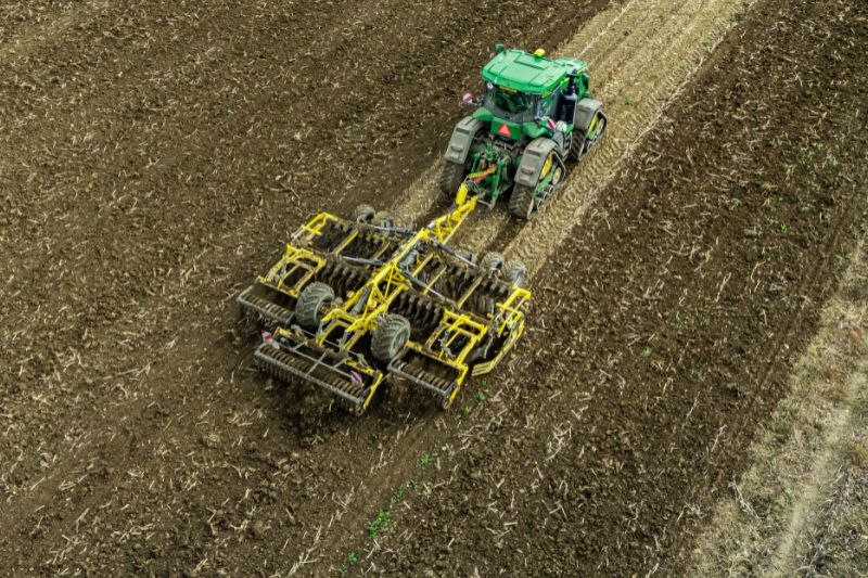 FENIX FO 5004 PROFI — напівнавісний універсальний культиватор (5 м)
П’яти рядне розташування стійок для повного прорізання і змішування; інтегрована вісь для стабільності та малого радіуса розвороту; вибір захисту стійок (зрізний болт / пружинний / гідравлічний AUTO-RESET до 660 кг); великий вибір задніх котків і вирівнювальних секцій, гарне дотримання глибини завдяки опорним колесам та котку на паралелограмі.