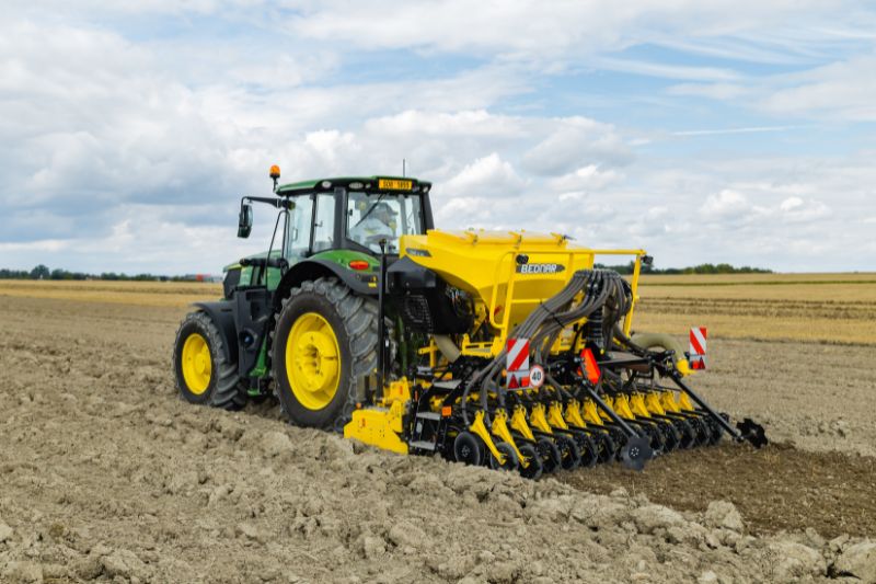 SONIQ ON 3000 — Пневматична сівалка з ротаційною фрезою KATOR KN і бункером SEED BOX SB (3 м)
Застосовується за традиційної та мінімальної технології обробітку ґрунту. Розроблена для якісного висіву з високою рівномірністю, зокрема, на важких ґрунтах. Сучасна дозувальна система, стабільний висів насіння; орієнтована на точний контроль норми та рівномірність сходів.