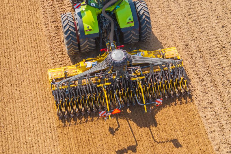 KATARA KN 6000 S — посівний комплекс з ротаційною фрезою (6 м)
Модульний посівний комплекс для підготовки й посіву залежно від конфігурації. Розроблений для фермерів, які використовують традиційні методи сільського господарства і шукають можливість поєднати високу продуктивність з ефективністю шляхом мінімізації кількості робочих операцій. Конструкція поєднує ротаційну фрезу KATOR KN, висівну секцію та бункер.