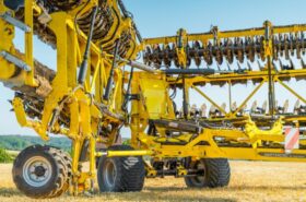 Detail of the SWIFTERDISC “E”-frame showing hydraulic folding arms and reduced grease points for easy maintenance