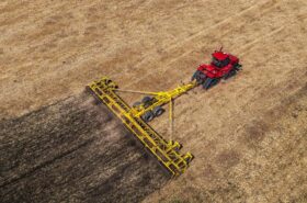 BEDNAR SWIFTERDISC XE_MEGA 18 m disc cultivator behind a Case IH Quadtrac performing high-speed summer stubble cultivation