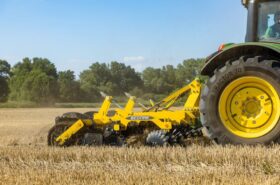Close-up of a SWIFTERDISC XN mounted cultivator cutting and incorporating straw immediately after combine harvest