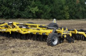 BEDNAR SWIFTERDISC XO 8000 F під час лущення стерні соняшнику, бічний план з рівномірною глибиною та чистою роботою без забивань