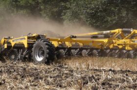 SWIFTERDISC XO 8000 F виконує лущення стерні після зернових з ретельним перемішуванням решток і вирівнюванням поля