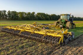 SWIFTERDISC XO_F semi-mounted disc cultivator completing the first shallow pass after harvest on a summer stubble field