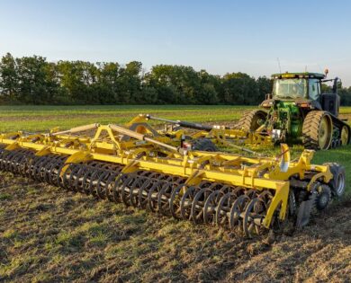 SWIFTERDISC XO_F semi-mounted disc cultivator completing the first shallow pass after harvest on a summer stubble field