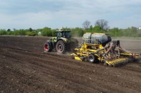 Сівалка BEDNAR OMEGA працює на полі господарства «Б.М.В.» із трактором CLAAS