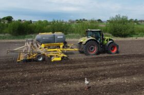 Сівалка BEDNAR OMEGA працює на полі господарства «Б.М.В.» із трактором CLAAS