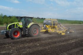 Сівалка BEDNAR OMEGA агрегатована з трактором CLAAS під час сівби