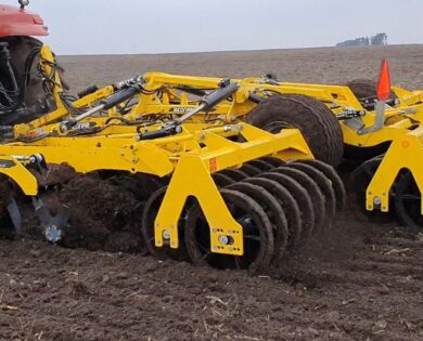 Дискова борона SWIFTERDISC XO 5000 F ефективно обробляє важкий вологий ґрунт