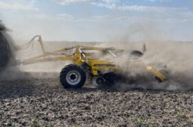 Дискова борона SWIFTERDISC XO 5000 F працює на пересушеному полі з великою кількістю пилу