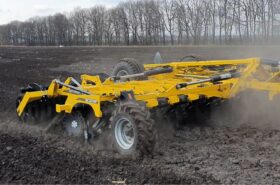 SWIFTERDISC XO 5000 F від BEDNAR у дії на вологому суглинковому полі з залишками стерні