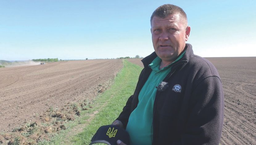 «Це дуже цікава технологія, і дуже гарна. Бо зараз внести КАС на суху землю на сонці, це вже проблема. Ми просто не встигаємо її заробити. Поки доїдемо до краю поля, половина КАСу вже піде в небо», говорить Олександр Дудар.