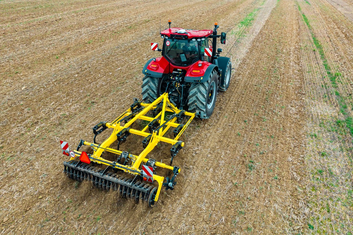 Трибарний культиватор BEDNAR FENIX FN 3003 під час післяжнивного обробітку.