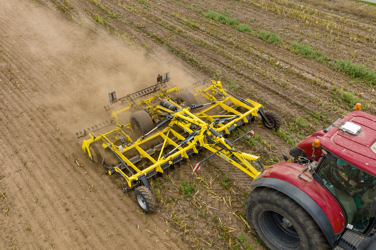 SWIFTERDISC XO 5000 F підрізає стерню, перемішує рештки з ґрунтом і повторно ущільнює оброблений шар.