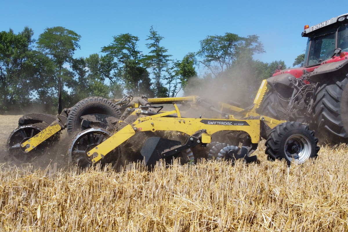 SWIFTERDISC XO 5000 F у МПП «Дніпро» працює по стерні та перемішує пожнивні рештки з верхнім шаром ґрунту.