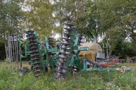 Diskový podmítač DOWNLANDS o záběru 5 m pořízený do podniku v roce 2000.