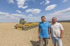 Z leva agronom a mechanizátor Miloš Dvořák a obchodní zástupce BEDNAR FMT Michal Jurníček.