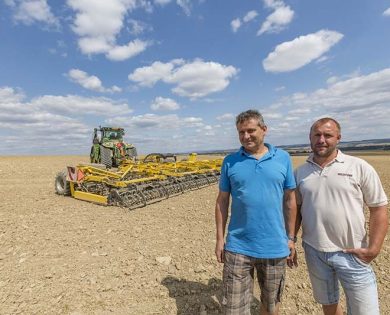 Z leva agronom a mechanizátor Miloš Dvořák a obchodní zástupce BEDNAR FMT Michal Jurníček.