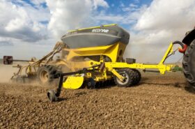 Висівні сошники на паралелограмі сівалки BEDNAR OMEGA