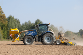 Une barre de semis CORSA CN 6000 attelée à une trémie avant forment une combinaison intéressante pour la mise en place des couverts dans des systèmes où le sol a été préalablement préparé.