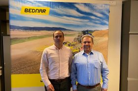 Daniel Larrain B., business manager Sargent Agricola a Waldo E. López Del Campo, general manager Grupo Proteknica