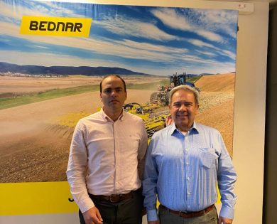 Daniel Larrain B., business manager Sargent Agricola a Waldo E. López Del Campo, general manager Grupo Proteknica