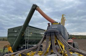 Швидке і зручне заповнення бункера сівалки OMEGA забезпечується легкодоступною платформою і сходами. Калібрування насіння проходить також зручно та легко позаду сівалки.