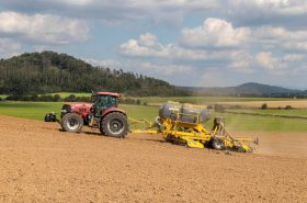 En combinaison avec le tracteur CASE IH PUMA 230 CVX de 228 chevaux, l’ensemble atteint un rendement journalier jusqu‘à 70 hectares 