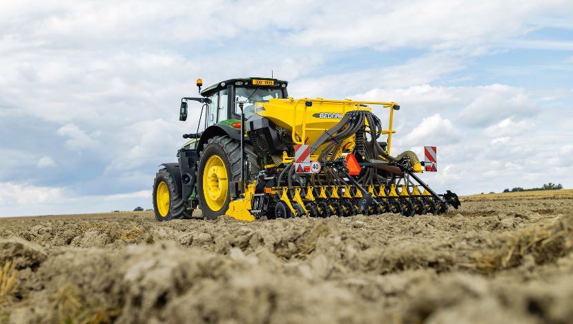 Seeding combination with integrated SONIQ ON hopper