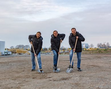 majitel spolecnosti bednar fmt se svymi syny na miste stavby nove dvoupodlazni haly