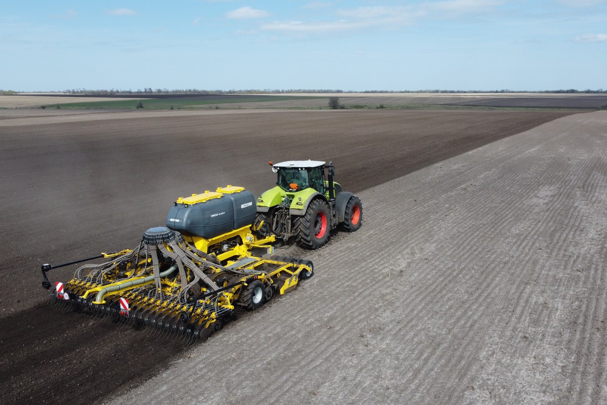 Шестиметрова сівалка BEDNAR OMEGA OO 6000 FL у полі ФГ «Андріївське Плюс».