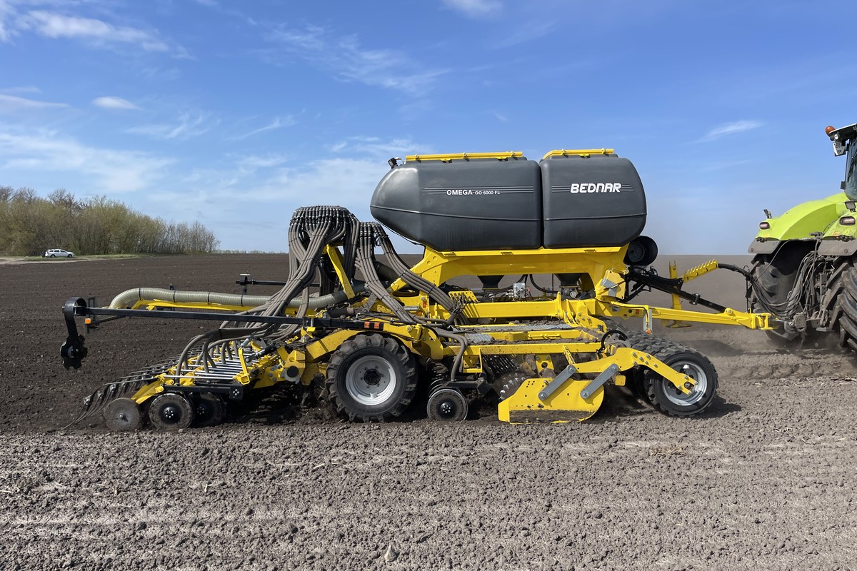 Маркування OMEGA OO 6000 FL на машині господарства підтверджує точну модель і робочу ширину 6 м.