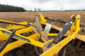 Oproti standardnímu mechanickému ovládání je stroj vybaven komfortní hydraulickou regulací pracovní hloubky