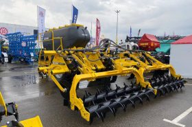 Глубокорыхлитель TERRASTRIP ZN 8/70 с бункером СОМВО SYSTEM CS 5000