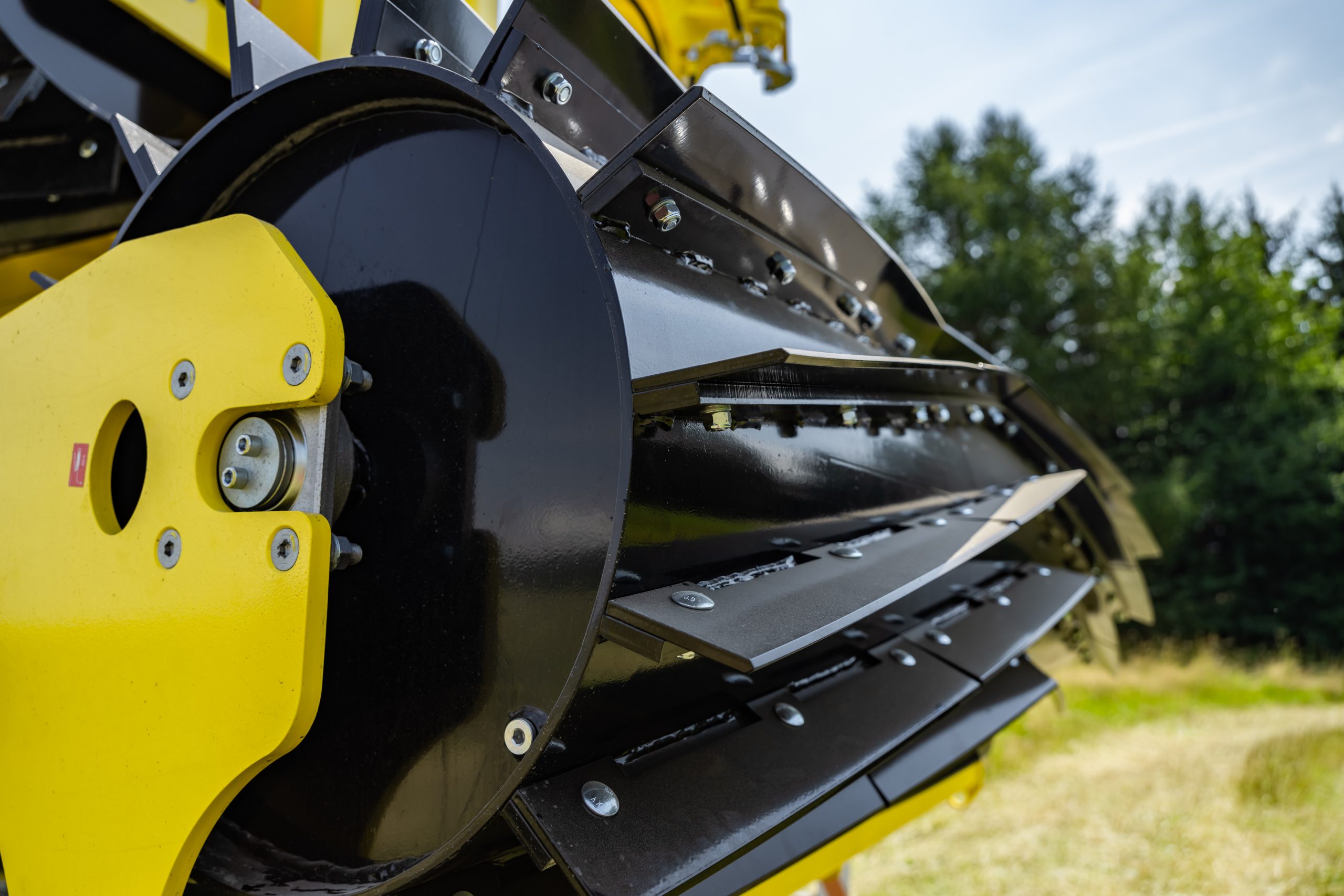 Both SPEED CHOP SC_F and DURACUT TE cutting rollers have a great economic benefit in the form of a minimal requirement for machine traction power and at the same time a high area power determined by the machine working width and high working speed.