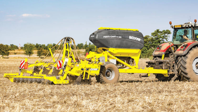 A TRAILED HOPPER FOR SUPPLY FERTILIZATION