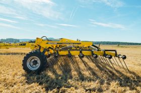striegel-pro pe wide straw harrow six rows of working tines