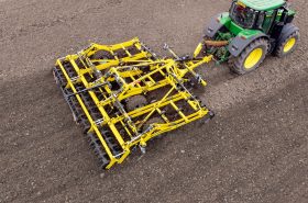 VERSATILL VO_L seedbed cultivator in action, preparing soil for planting