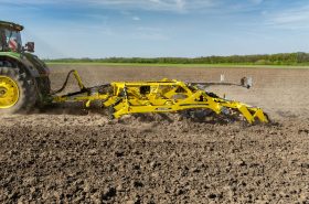 VERSATILL VO_L tine cultivator in work