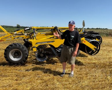 Представник СФГ «Надія» біля BEDNAR SWIFTERDISC XO 5000F на полі після збирання